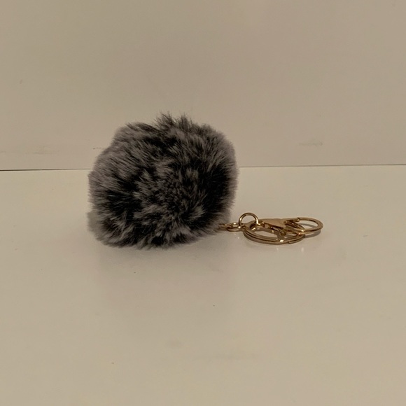 🐇 [4/$25] PUFF BALL FAUX FUR CUTE LUCKY CHARM KEYRING KEYCHAIN 🐇 - Picture 2 of 2